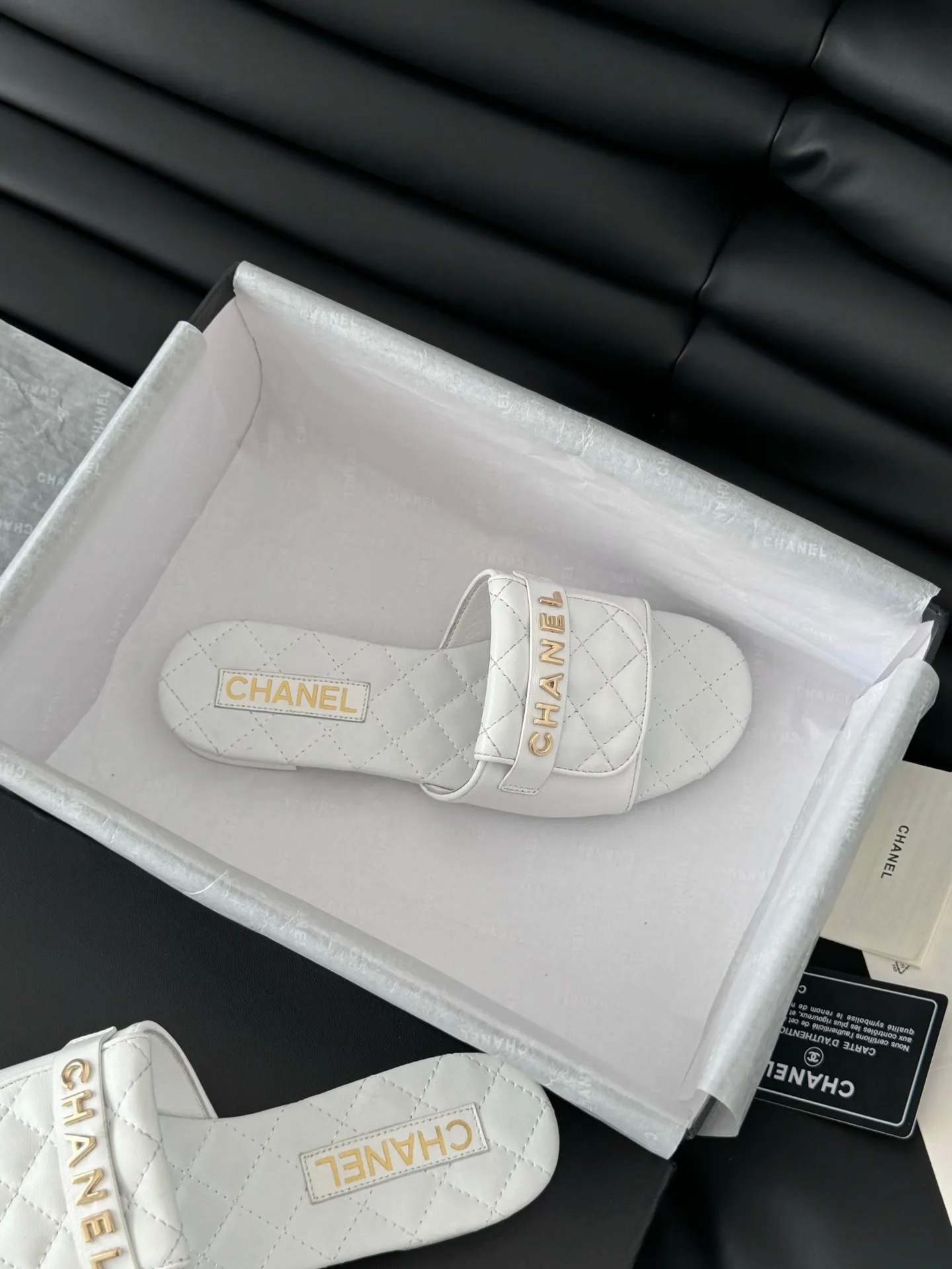 👟👟Ex-factory price 420◾️Chanel 25C new schoolbag buckle slippers. The return of the classic schoolbag buckle design. Special Vintage. Full of retro flavor. Loafers have also grown to the aesthetic level. Cowhide upper, sheepskin lining, original outsole. Size: 35-39. Other sizes are customized.